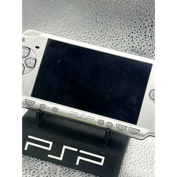 psp 2000 sliver  w/accessories & new battery - Picture 7 of 8